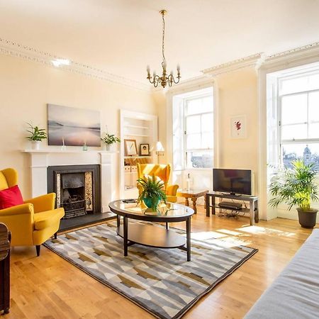 Altido Retro Castle Retreat 2Bed Appartement Edinburgh Buitenkant foto