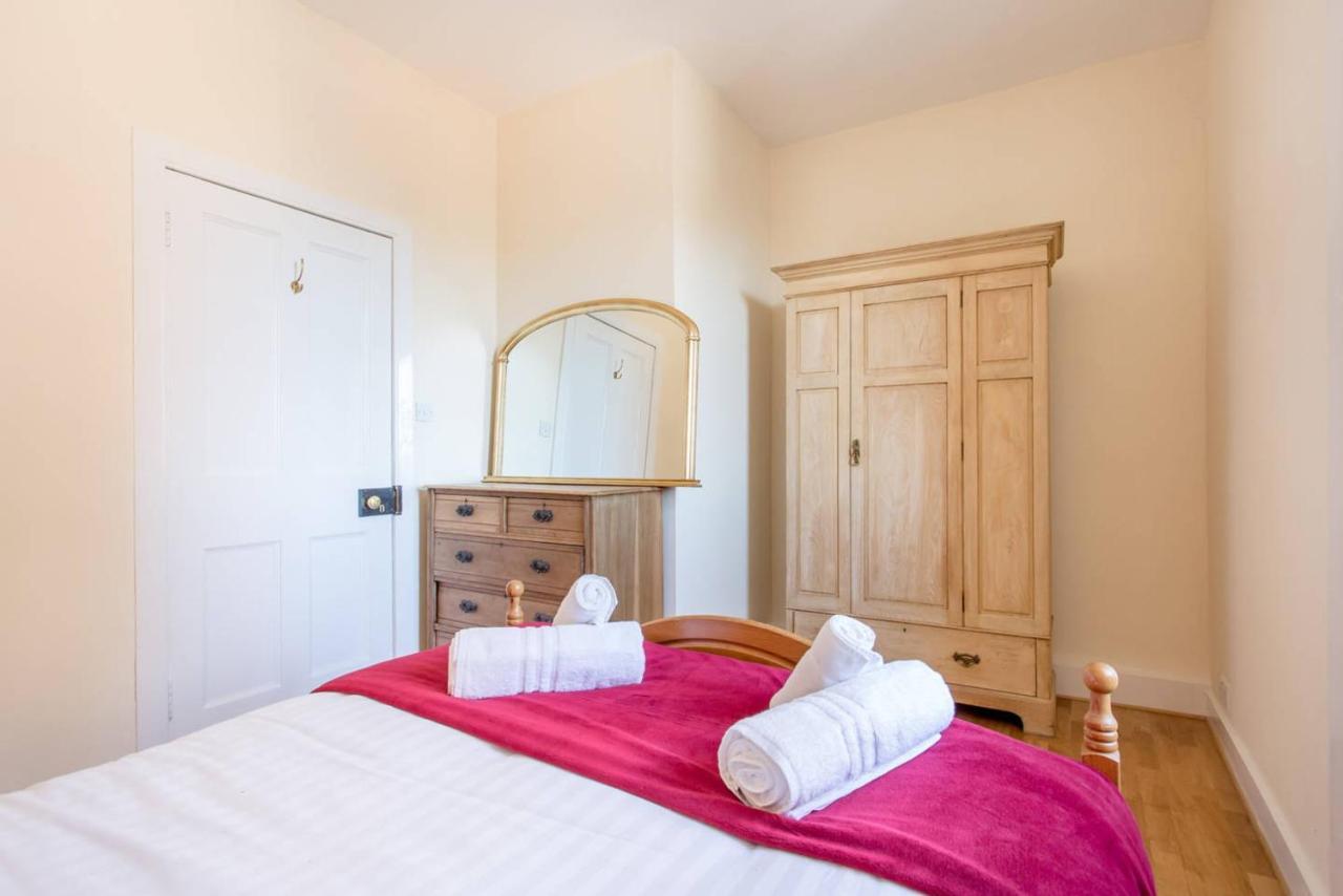 Altido Retro Castle Retreat 2Bed Appartement Edinburgh Buitenkant foto