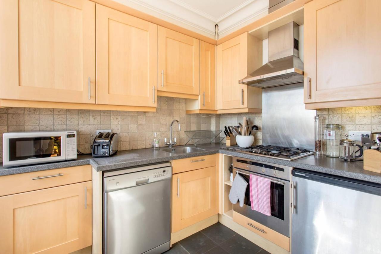Altido Retro Castle Retreat 2Bed Appartement Edinburgh Buitenkant foto