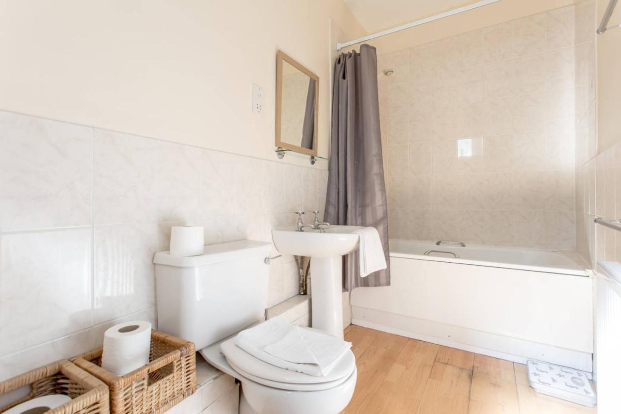 Altido Retro Castle Retreat 2Bed Appartement Edinburgh Buitenkant foto